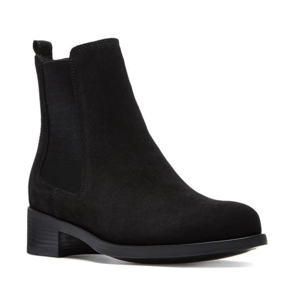 La Canadienne Chelsea style boots. Size 6